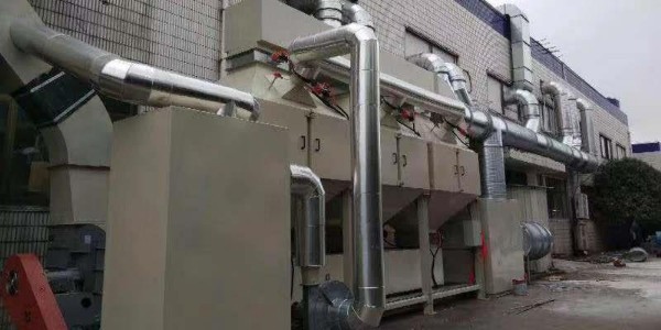 印刷廠用<i style='color:red'>活性炭洗脫附催化燃燒設備</i>都說（shuō）好，廠家耀（yào）先讓你買不了上當