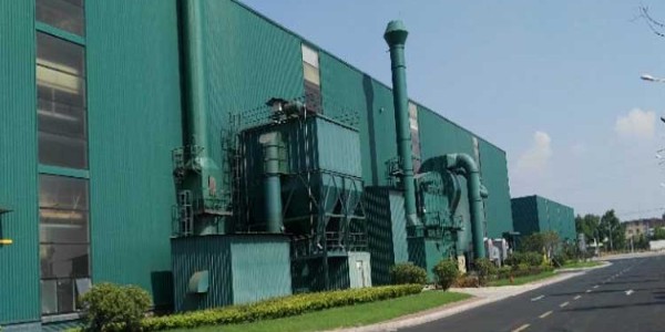 耐火材料加工車間作業耐火材（cái）料加工<i style='color:red'>車間粉塵處理</i>，91香蕉视频為您解決（jué）