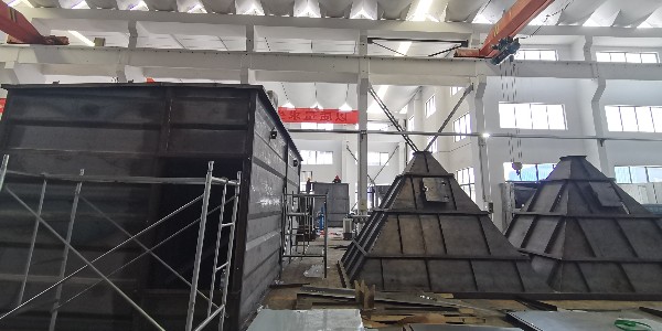 戰高溫（wēn）鬥酷暑（shǔ）、保質量（liàng）促生產：<i style='color:red'>濾筒除塵器廠家</i>91香蕉视频環境譜寫品牌華章