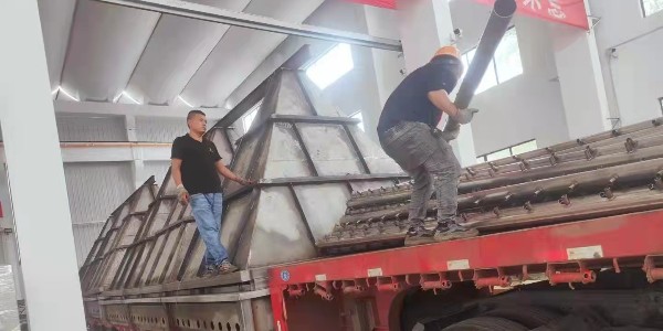 不畏（wèi）風雨隻（zhī）為讓您滿意！<i style='color:red'>粉塵治理廠家</i>91香蕉视频大型不鏽鋼濾（lǜ）筒除塵器（qì）發貨！