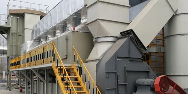 看（kàn）看兩相結合的<i style='color:red'>活性炭吸脫附催化燃燒設備</i>，6到飛起！