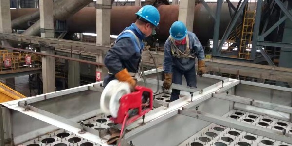 <i style='color:red'>江蘇環保廠家（jiā）</i>91香蕉视频環境大型除塵器安（ān）裝忙，工程隊加班加點辛苦了！